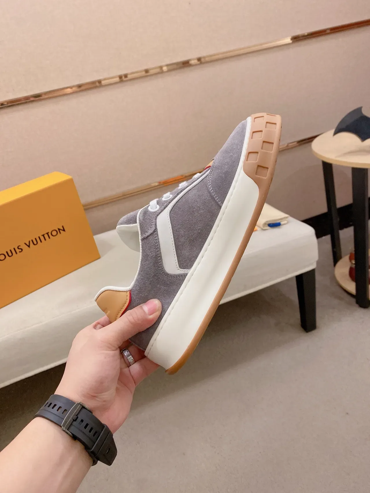 Louis Vuitton LV Trainer ग्रे बीज सूड ऊपर स्कल्प्टेड सफेद मिडसोल लाइफस्टाइल स्नीकर 6