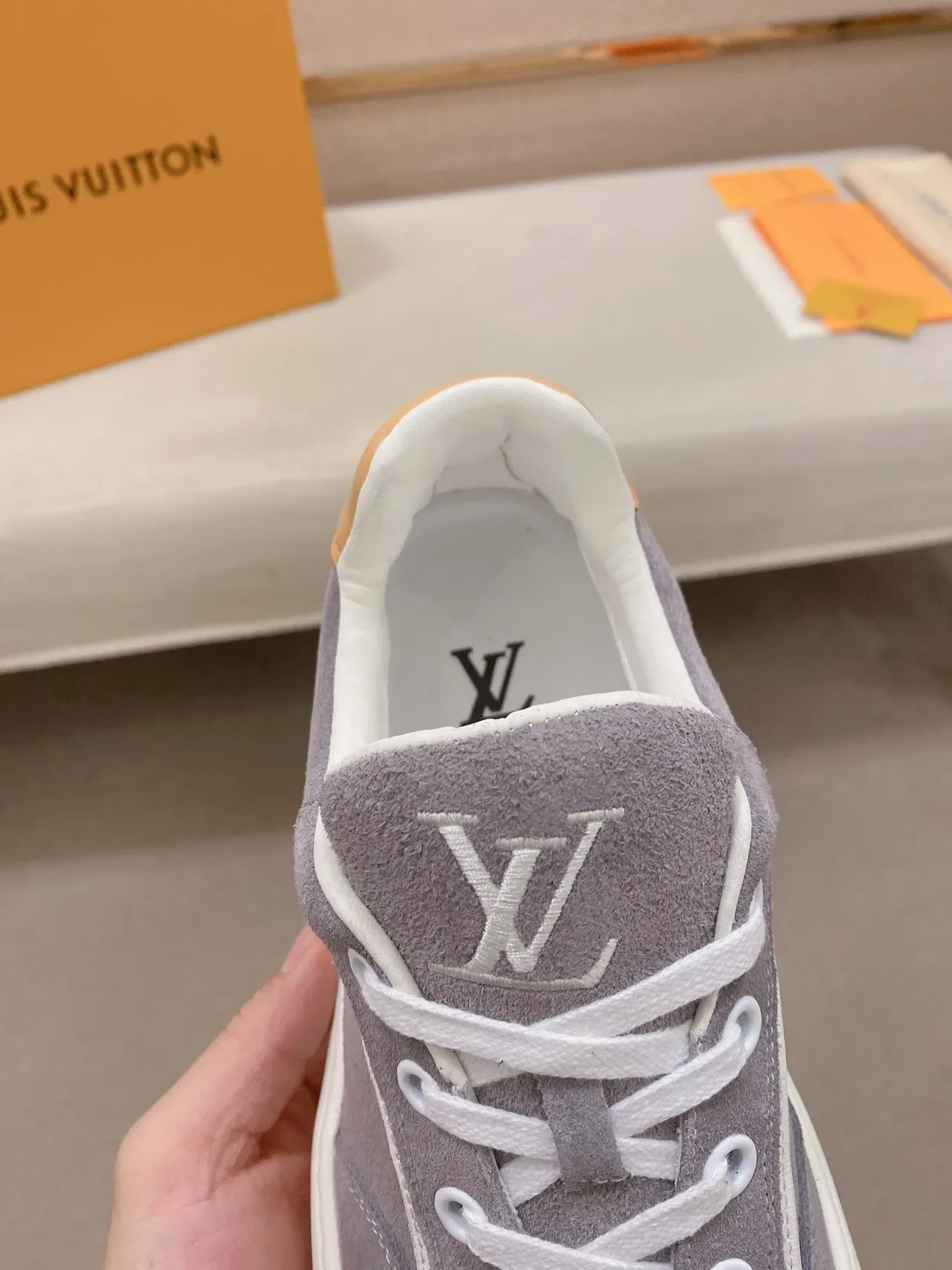 Louis Vuitton LV Trainer ग्रे बीज सूड ऊपर स्कल्प्टेड सफेद मिडसोल लाइफस्टाइल स्नीकर 7