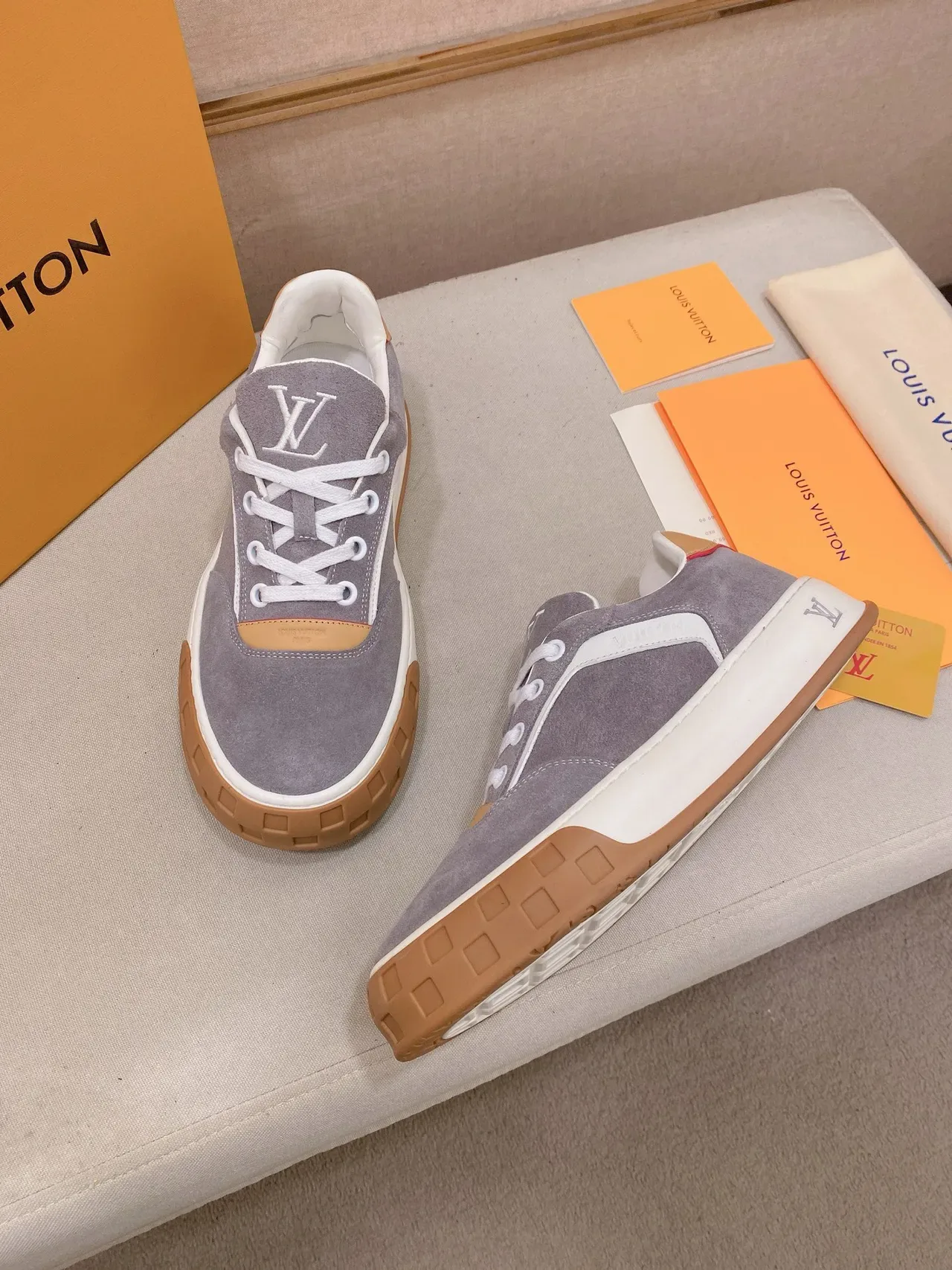 Louis Vuitton LV Trainer ग्रे बीज सूड ऊपर स्कल्प्टेड सफेद मिडसोल लाइफस्टाइल स्नीकर 8