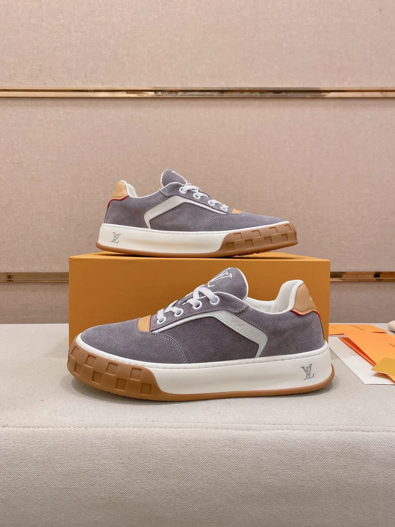 Louis Vuitton LV Trainer ग्रे बीज सूड ऊपर स्कल्प्टेड सफेद मिडसोल लाइफस्टाइल स्नीकर 9