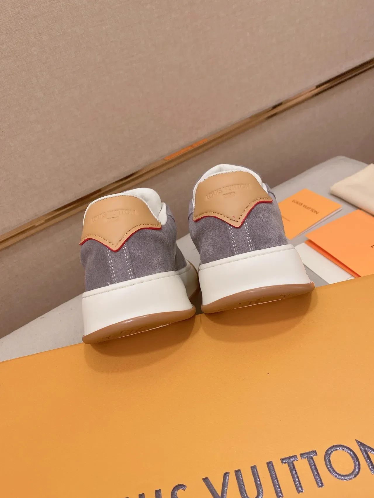 Louis Vuitton LV Trainer ग्रे बीज सूड ऊपर स्कल्प्टेड सफेद मिडसोल लाइफस्टाइल स्नीकर 10