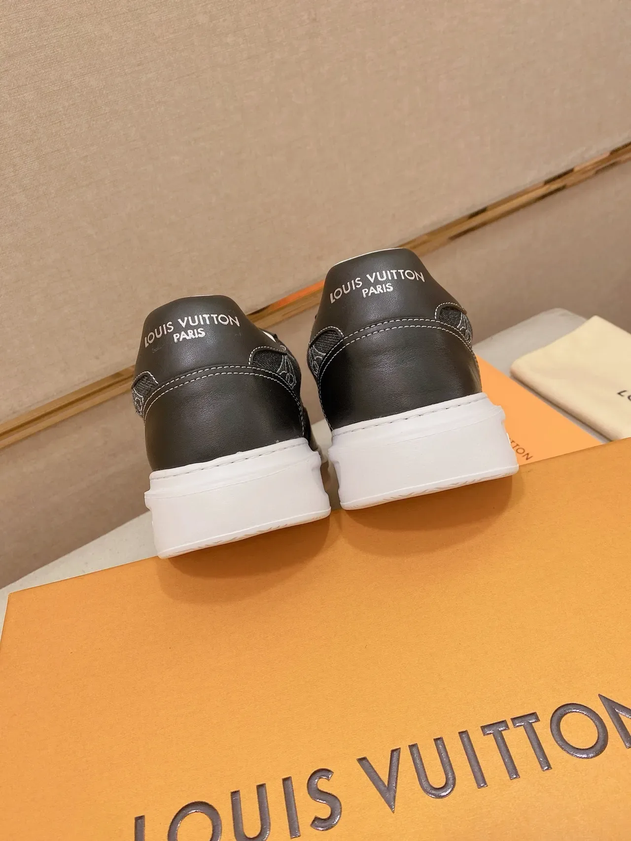 Louis Vuitton LV Trainer Gris Blanc Monogram Imprimé Textil Cuir Lisse Accents Style de Vie Sneakers 3