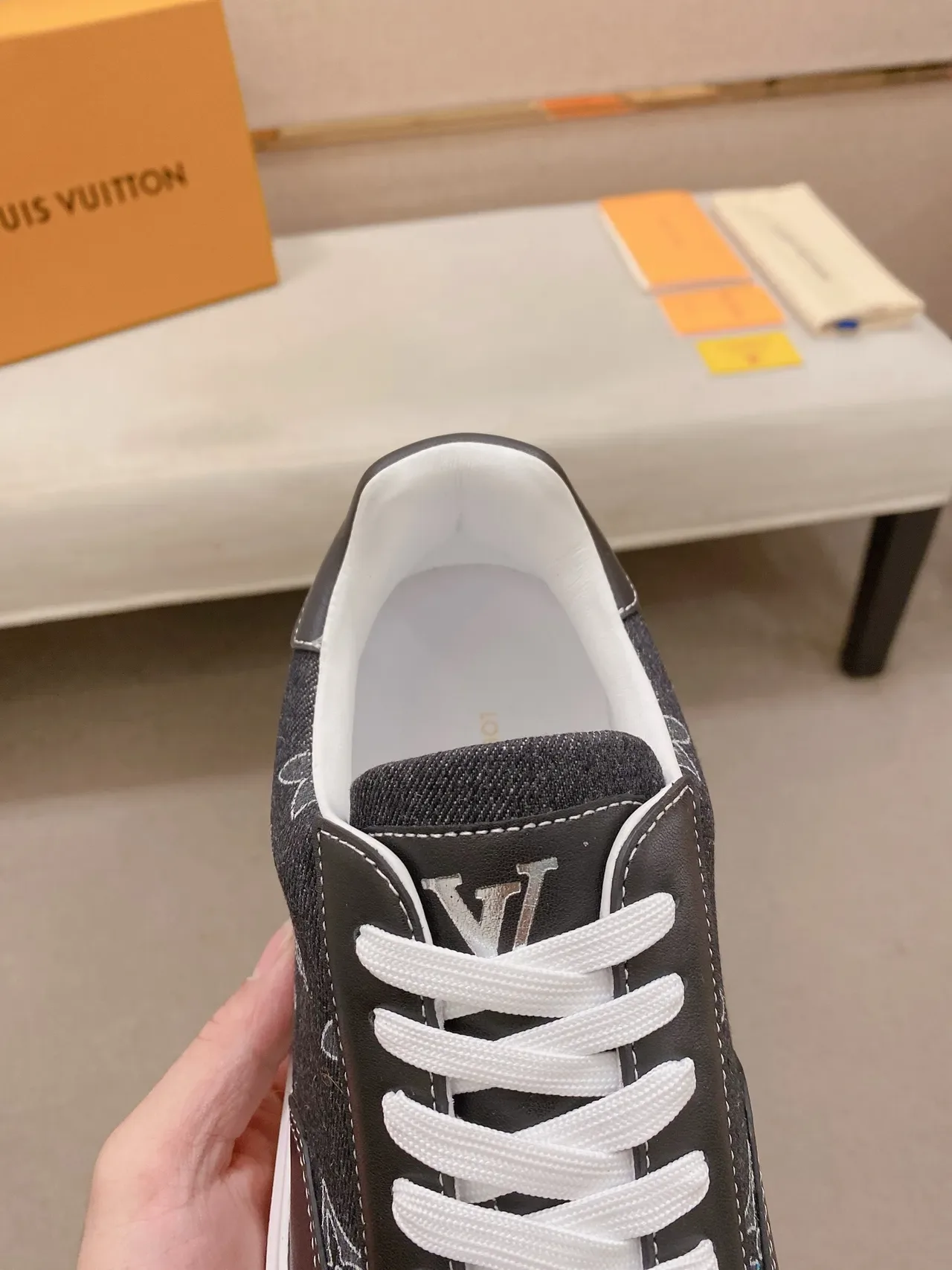 Louis Vuitton LV Trainer Gris Blanc Monogram Imprimé Textil Cuir Lisse Accents Style de Vie Sneakers 4