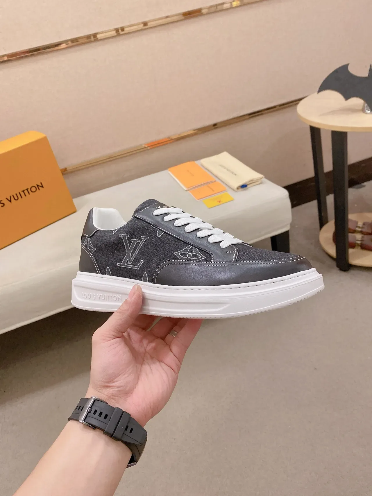 Louis Vuitton LV Trainer Gris Blanc Monogram Imprimé Textil Cuir Lisse Accents Style de Vie Sneakers 5