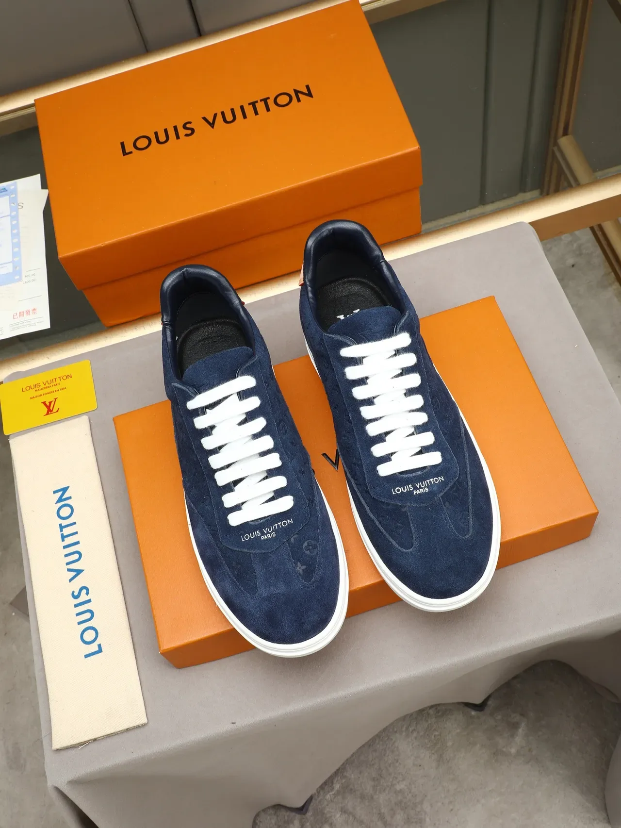 লুই ভিতন LV Trainer নেভি হোয়াইট মোনোগ্রামড স্যুড এমবসড মোটিফ সোল লাইফস্টাইল স্নিকার্স 3