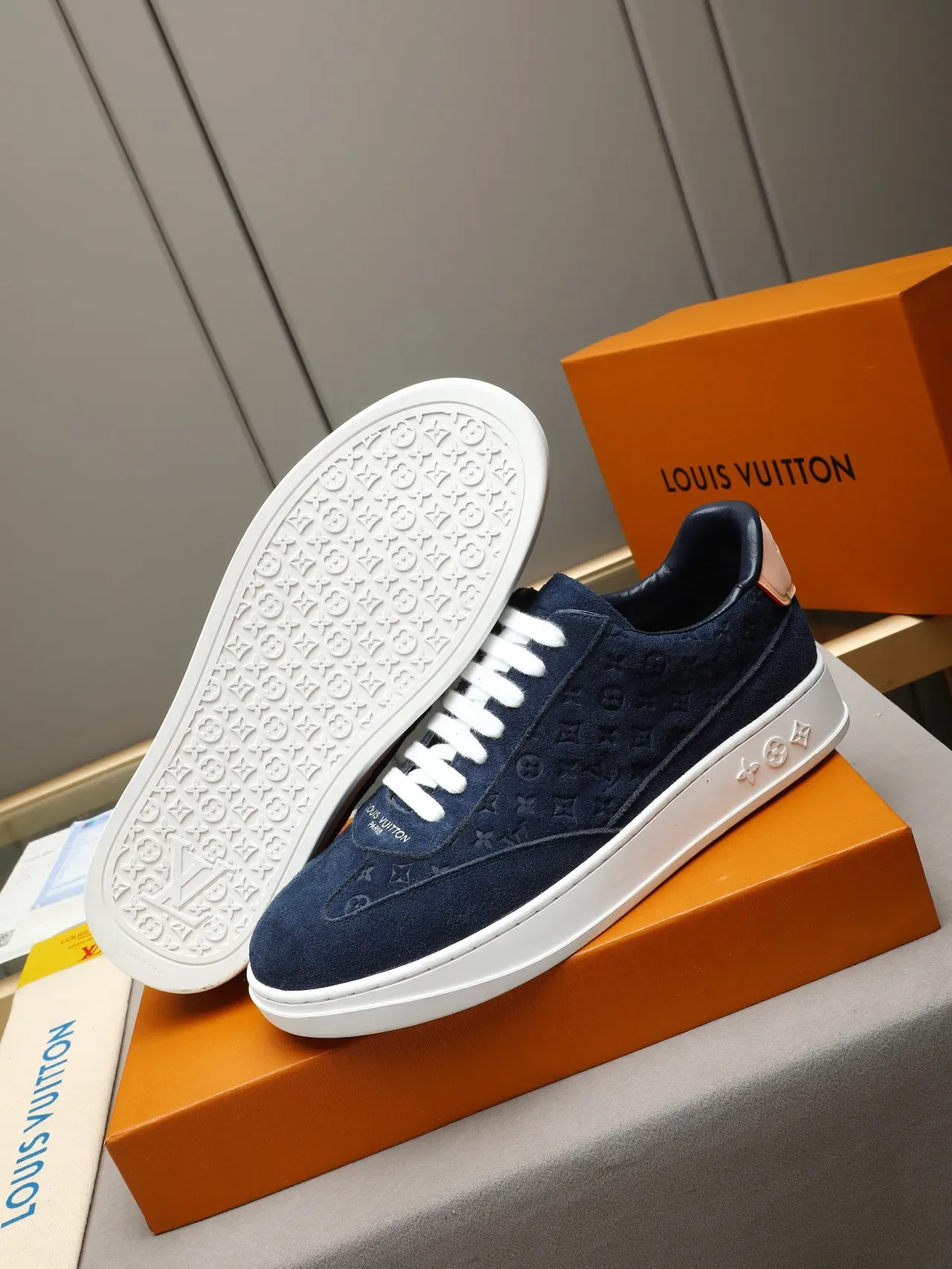 লুই ভিতন LV Trainer নেভি হোয়াইট মোনোগ্রামড স্যুড এমবসড মোটিফ সোল লাইফস্টাইল স্নিকার্স 4