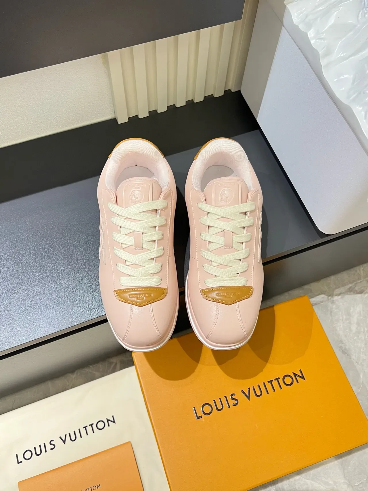 Louis Vuitton LV Trainer गुलाबी भूरा एमबॉस मॉनोग्राम टोनल चमड़ा लाइफस्टाइल स्नीकर्स 2