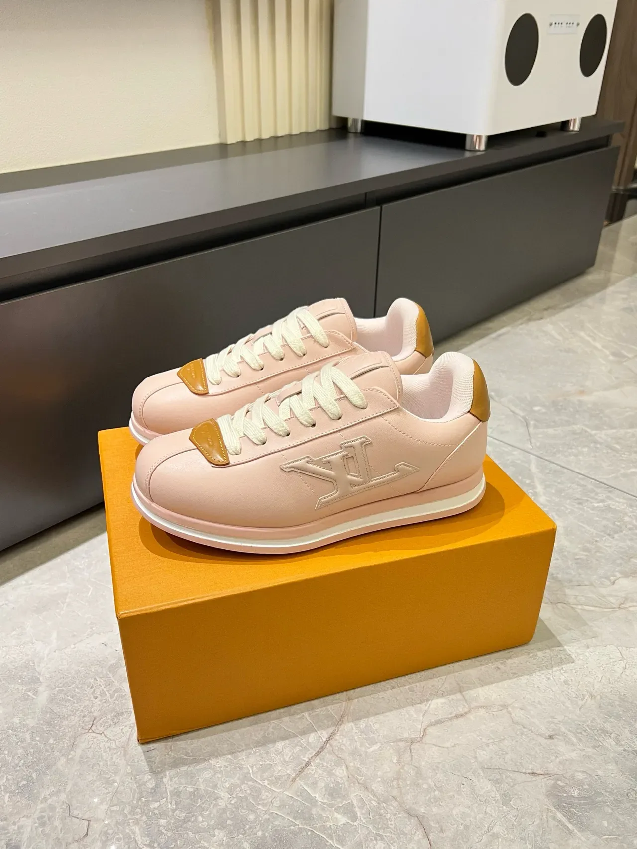 Louis Vuitton LV Trainer गुलाबी भूरा एमबॉस मॉनोग्राम टोनल चमड़ा लाइफस्टाइल स्नीकर्स 3