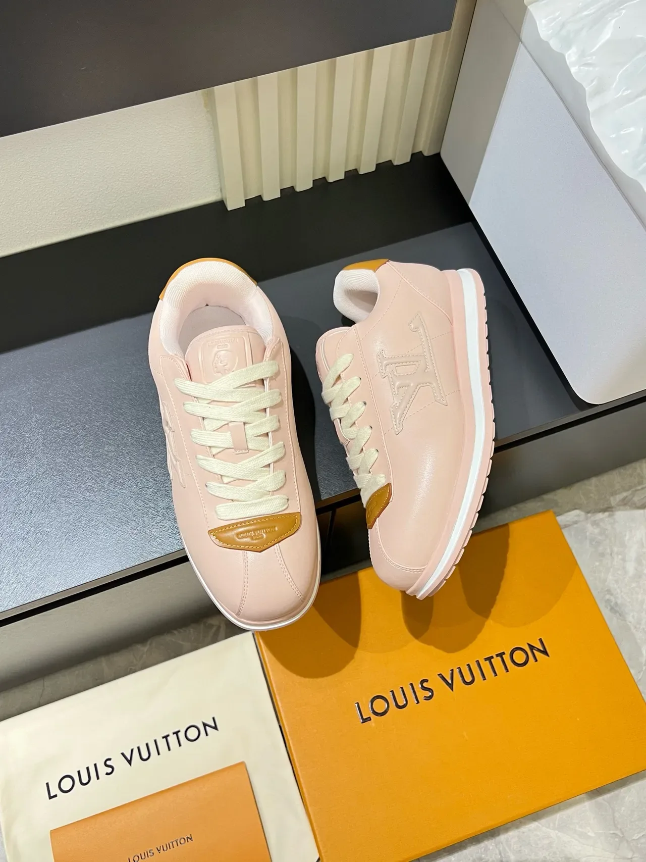 Louis Vuitton LV Trainer गुलाबी भूरा एमबॉस मॉनोग्राम टोनल चमड़ा लाइफस्टाइल स्नीकर्स 4