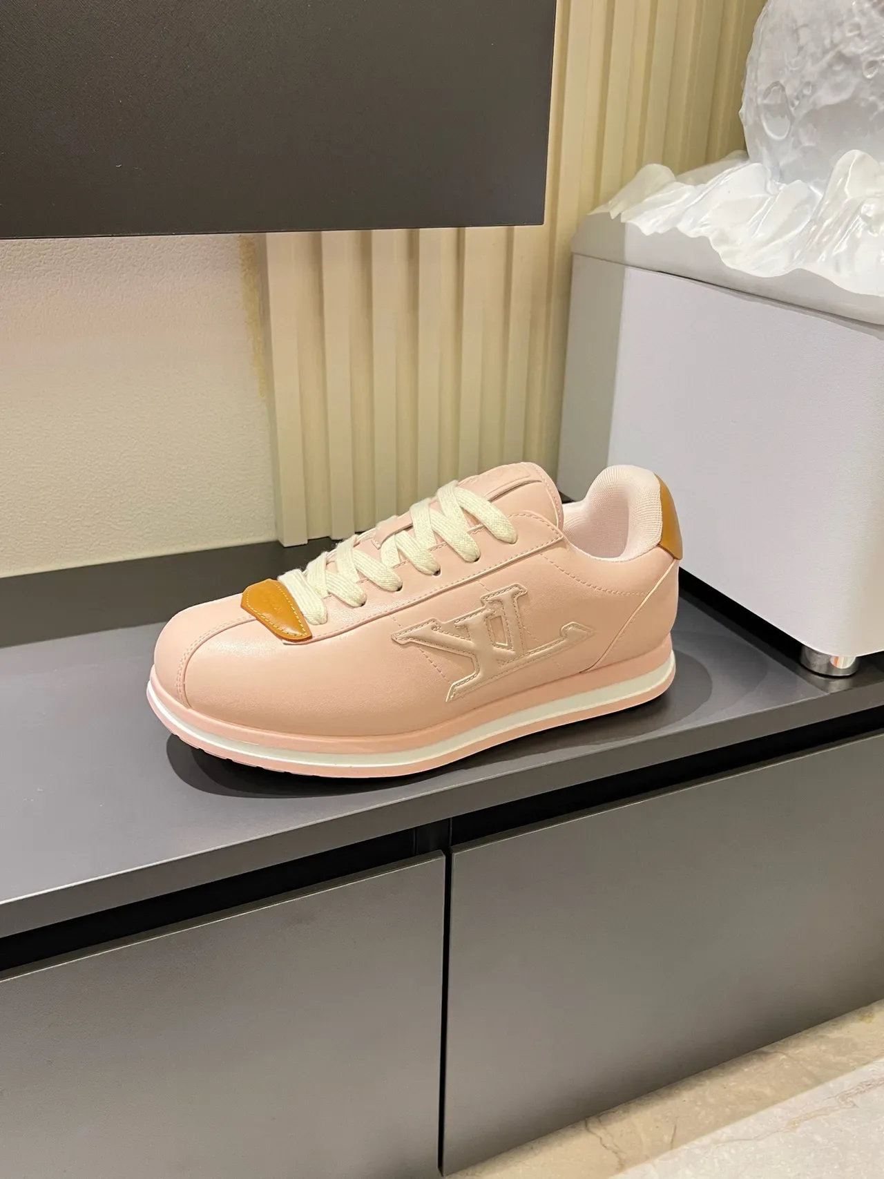 Louis Vuitton LV Trainer गुलाबी भूरा एमबॉस मॉनोग्राम टोनल चमड़ा लाइफस्टाइल स्नीकर्स 5