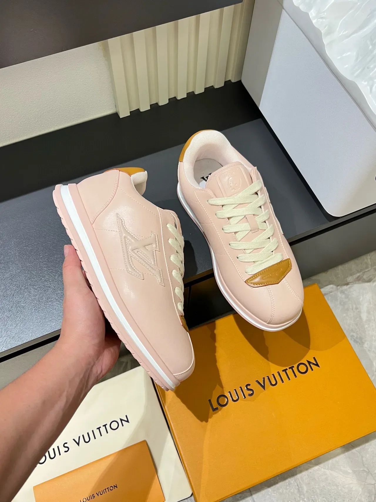 Louis Vuitton LV Trainer गुलाबी भूरा एमबॉस मॉनोग्राम टोनल चमड़ा लाइफस्टाइल स्नीकर्स 6