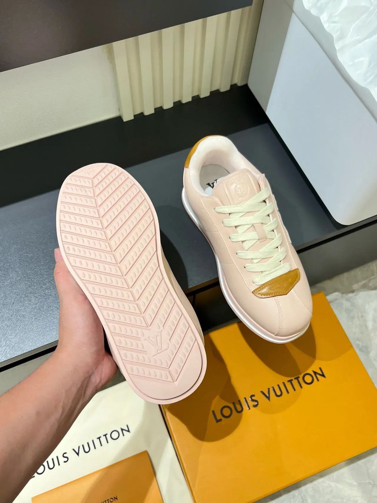 Louis Vuitton LV Trainer गुलाबी भूरा एमबॉस मॉनोग्राम टोनल चमड़ा लाइफस्टाइल स्नीकर्स 7