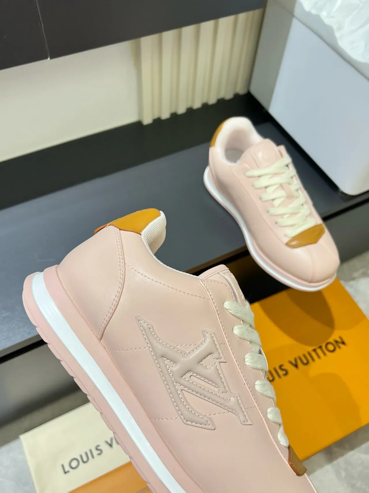 Louis Vuitton LV Trainer गुलाबी भूरा एमबॉस मॉनोग्राम टोनल चमड़ा लाइफस्टाइल स्नीकर्स 8