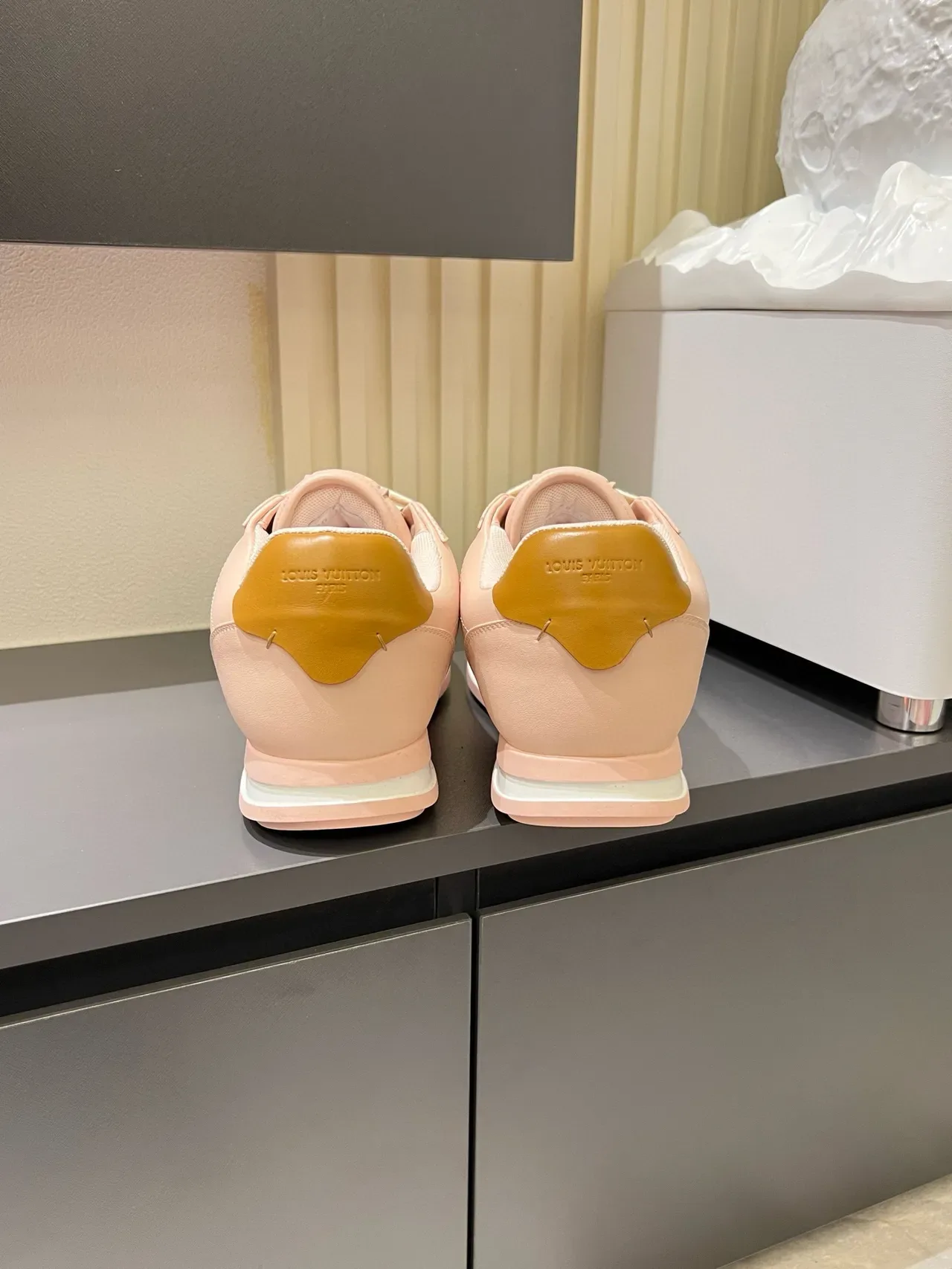 Louis Vuitton LV Trainer गुलाबी भूरा एमबॉस मॉनोग्राम टोनल चमड़ा लाइफस्टाइल स्नीकर्स 9