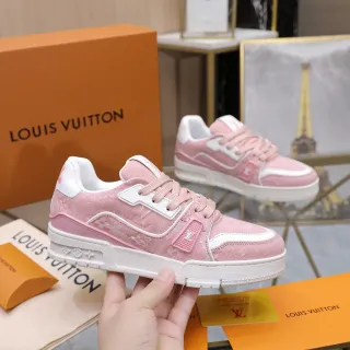 Louis Vuitton LV Trainer Zapatillas Lifestyle Rosa Blanco con Parte Superior Texturizada de Denim y Superposición con Impresión Monograma