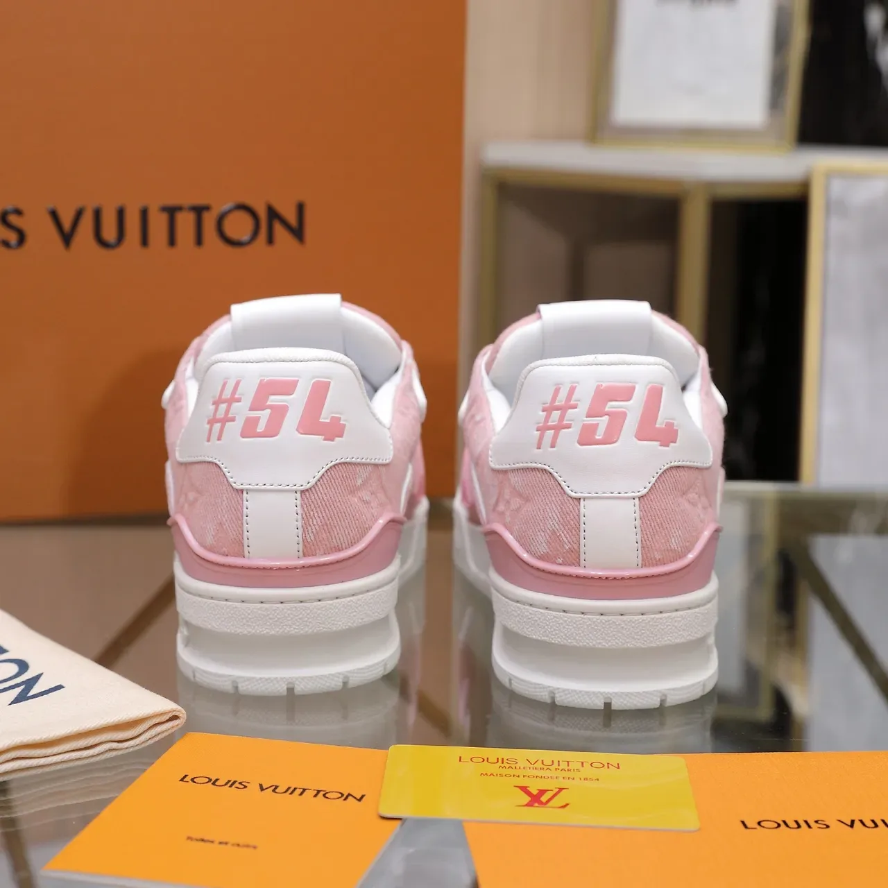 Louis Vuitton LV Trainer Tênis Lifestyle Rosa Branco com Superior Texturizado em Denim e Overlay com Impressão Monograma 2