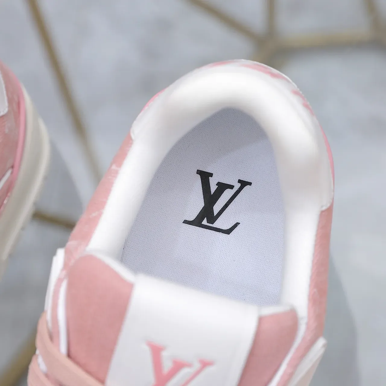 Louis Vuitton LV Trainer Tênis Lifestyle Rosa Branco com Superior Texturizado em Denim e Overlay com Impressão Monograma 3