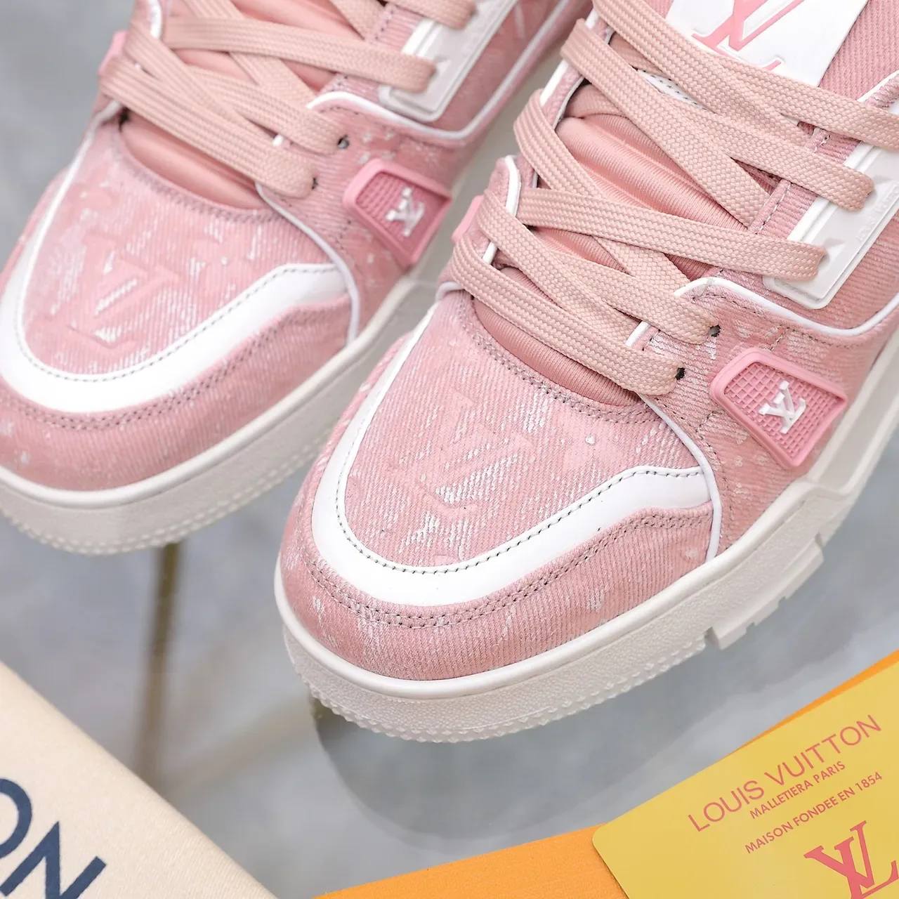 Louis Vuitton LV Trainer Tênis Lifestyle Rosa Branco com Superior Texturizado em Denim e Overlay com Impressão Monograma 4
