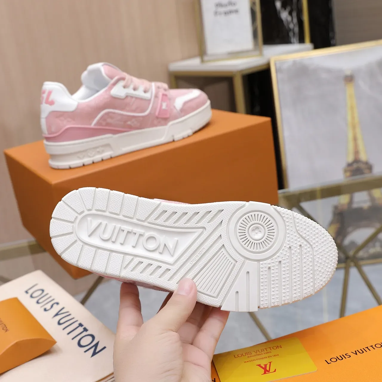 Louis Vuitton LV Trainer Tênis Lifestyle Rosa Branco com Superior Texturizado em Denim e Overlay com Impressão Monograma 5