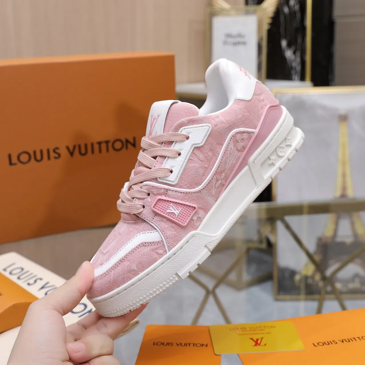 Louis Vuitton LV Trainer Tênis Lifestyle Rosa Branco com Superior Texturizado em Denim e Overlay com Impressão Monograma 6