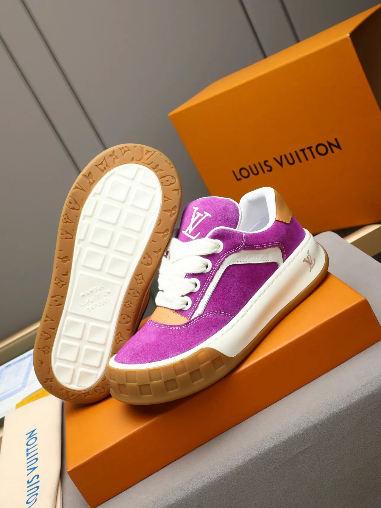 Louis Vuitton LV Trainer Tênis Lifestyle Roxo Bege de Ante com Listras Brancas Laterais 3