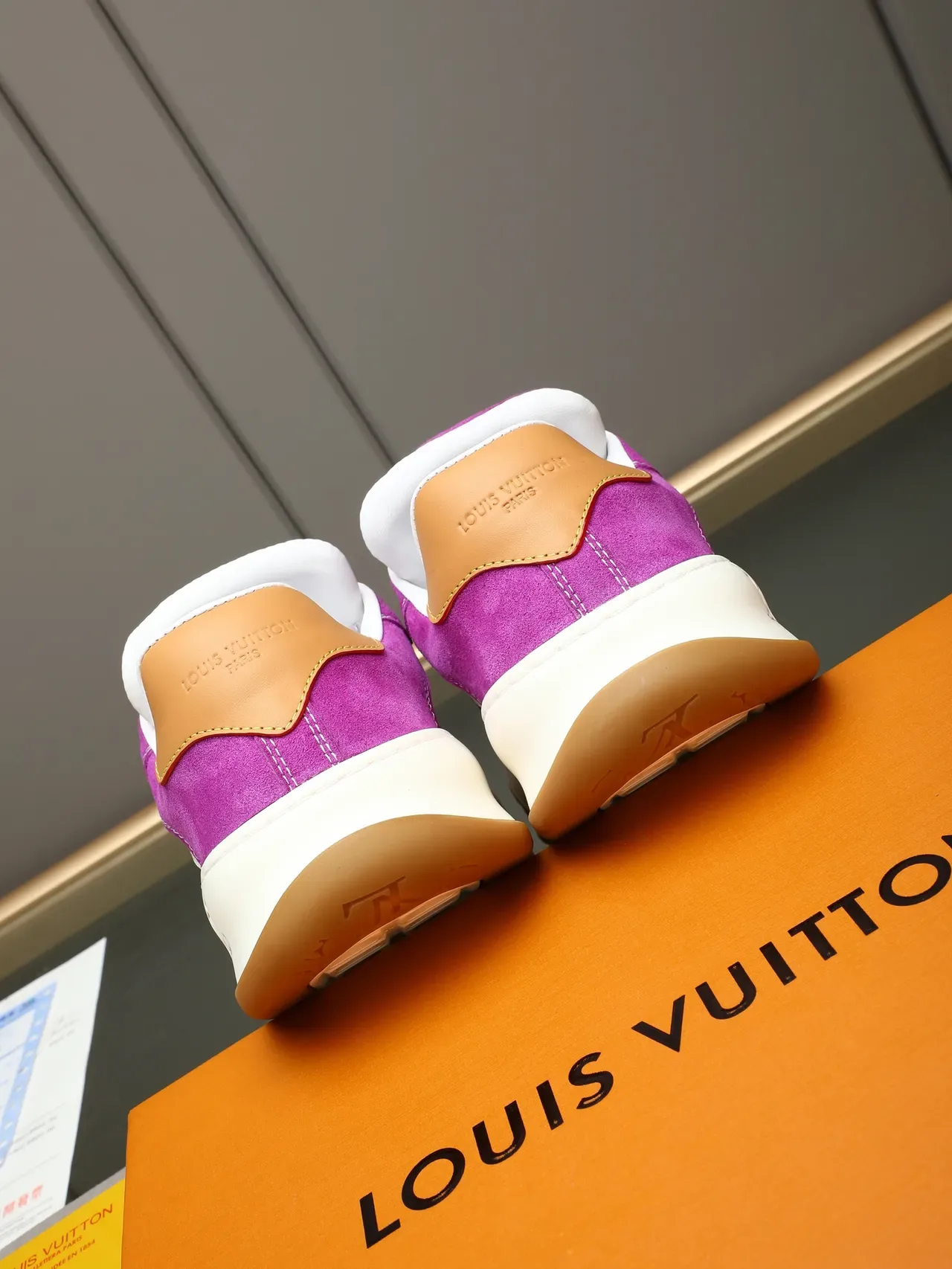 Louis Vuitton LV Trainer Tênis Lifestyle Roxo Bege de Ante com Listras Brancas Laterais 4