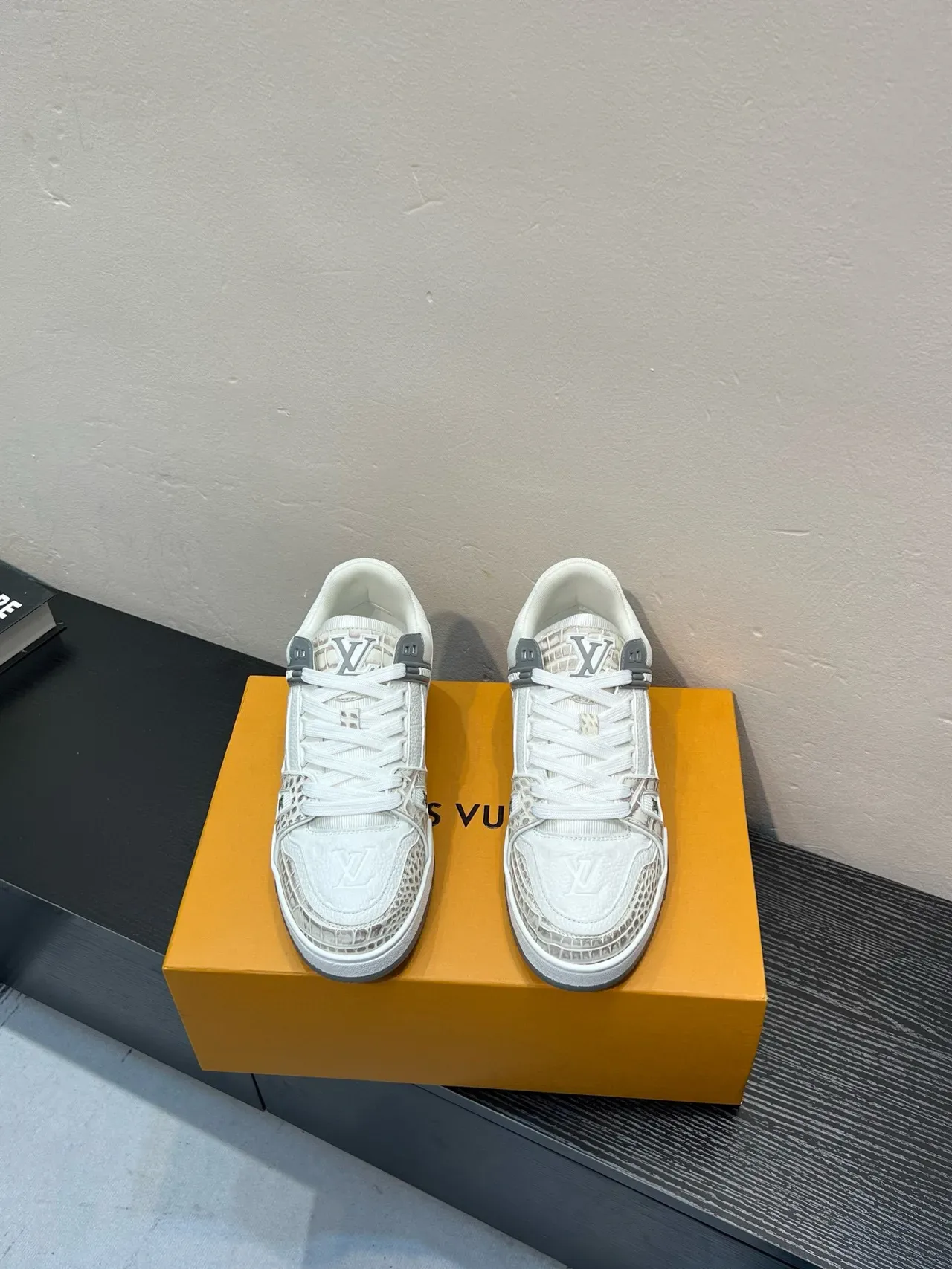 Louis Vuitton LV Trainer Cinza Branco Painéis de couro em camadas e estampado de crocodilo Sneakers de estilo de vida 2