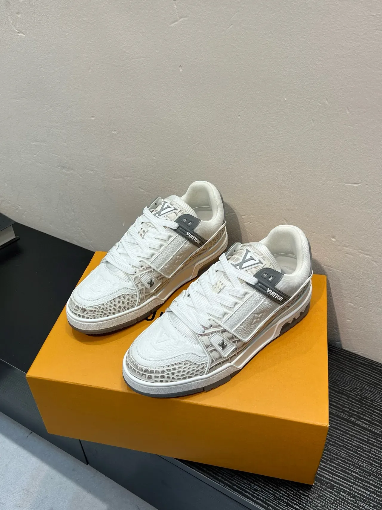 Louis Vuitton LV Trainer Cinza Branco Painéis de couro em camadas e estampado de crocodilo Sneakers de estilo de vida 3