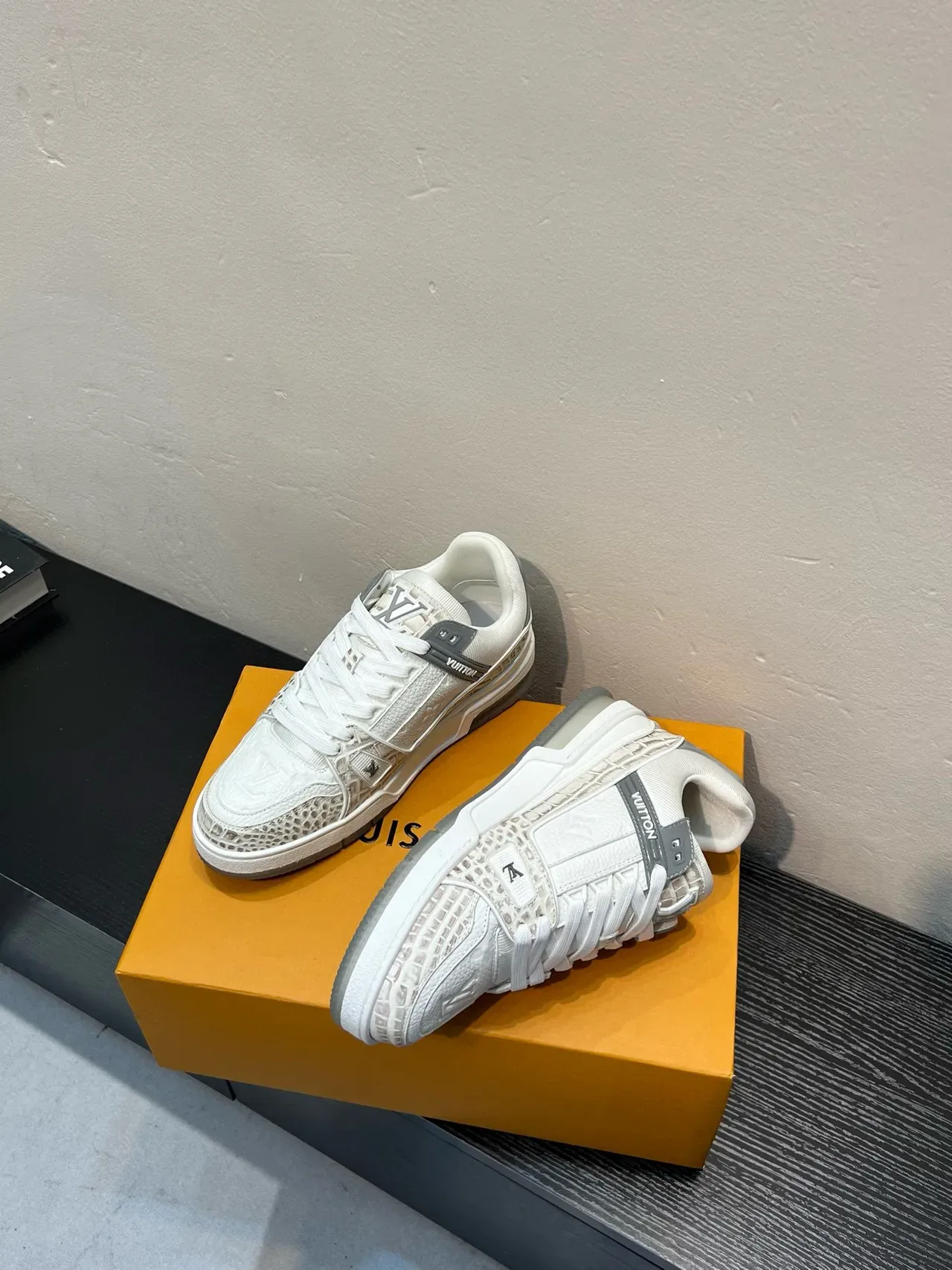 Louis Vuitton LV Trainer Cinza Branco Painéis de couro em camadas e estampado de crocodilo Sneakers de estilo de vida 4