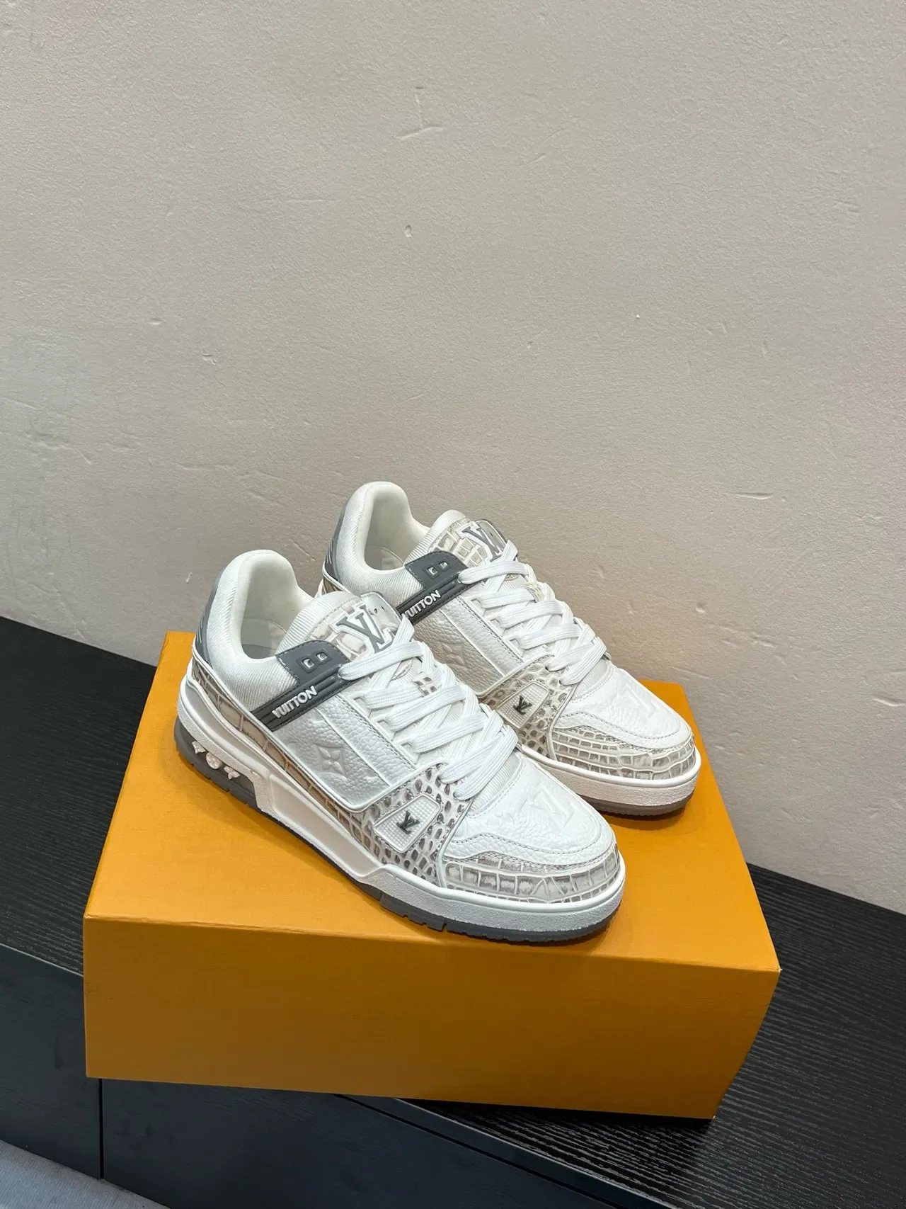 Louis Vuitton LV Trainer Cinza Branco Painéis de couro em camadas e estampado de crocodilo Sneakers de estilo de vida 5