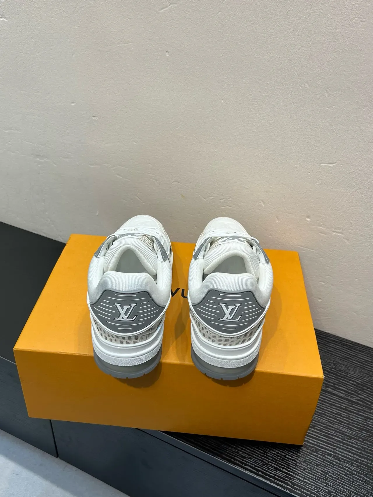 Louis Vuitton LV Trainer Cinza Branco Painéis de couro em camadas e estampado de crocodilo Sneakers de estilo de vida 6
