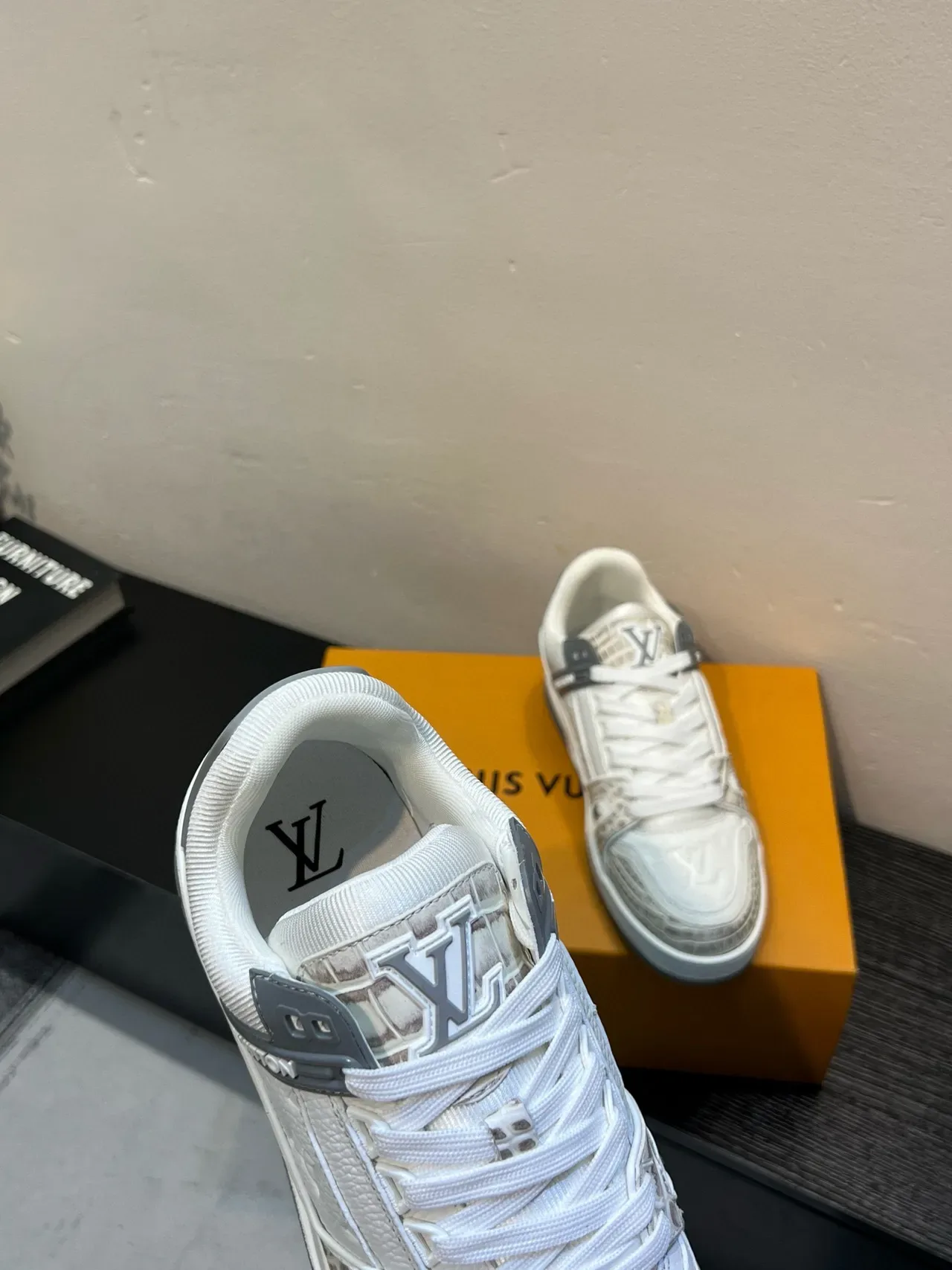 Louis Vuitton LV Trainer Cinza Branco Painéis de couro em camadas e estampado de crocodilo Sneakers de estilo de vida 7