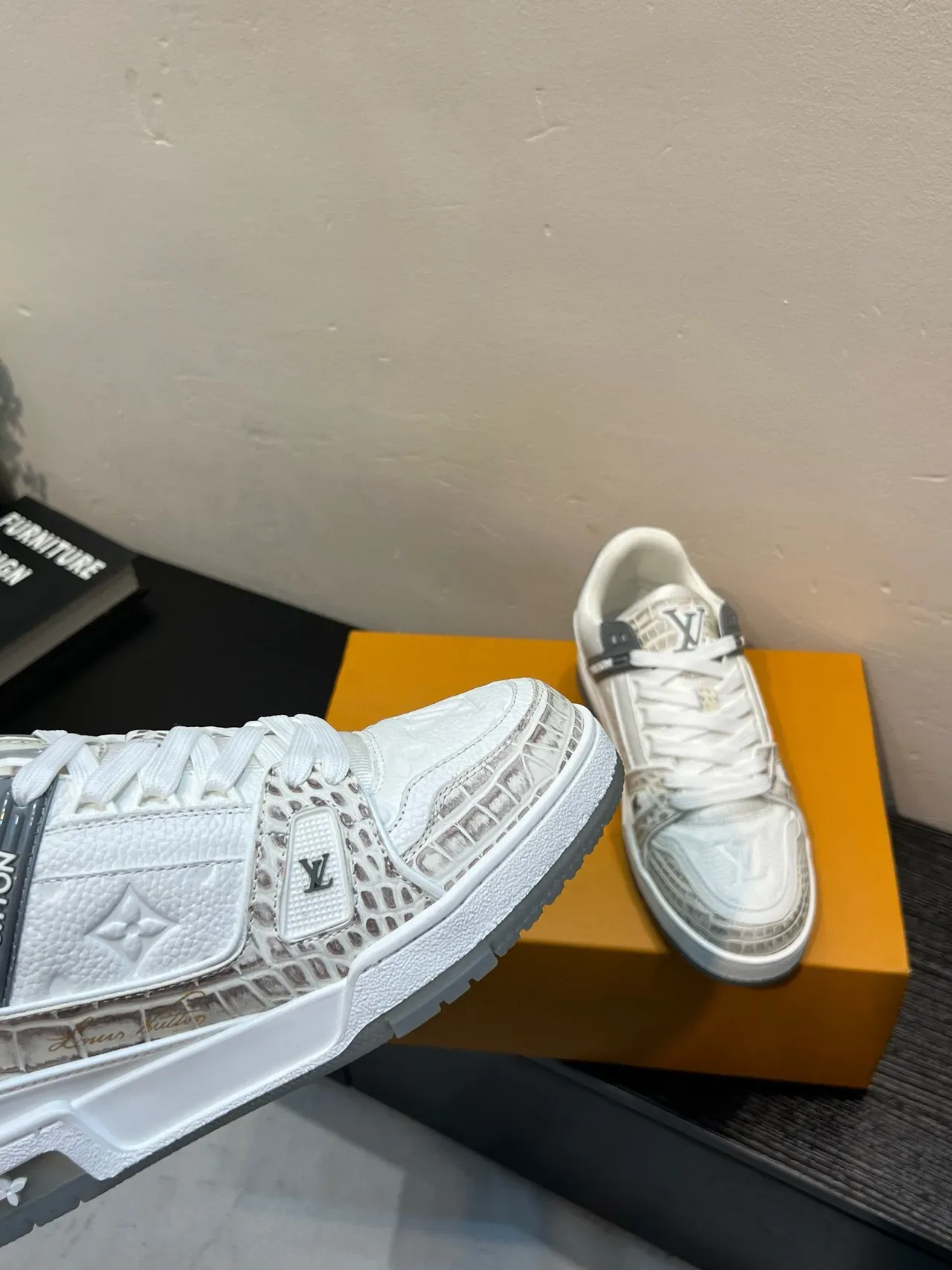 Louis Vuitton LV Trainer Cinza Branco Painéis de couro em camadas e estampado de crocodilo Sneakers de estilo de vida 8