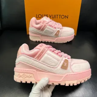 Louis Vuitton LV Trainer Zapatillas Lifestyle de Cuero Monogram Embossado Blanco y Rosa con Suela Chunky Plataforma