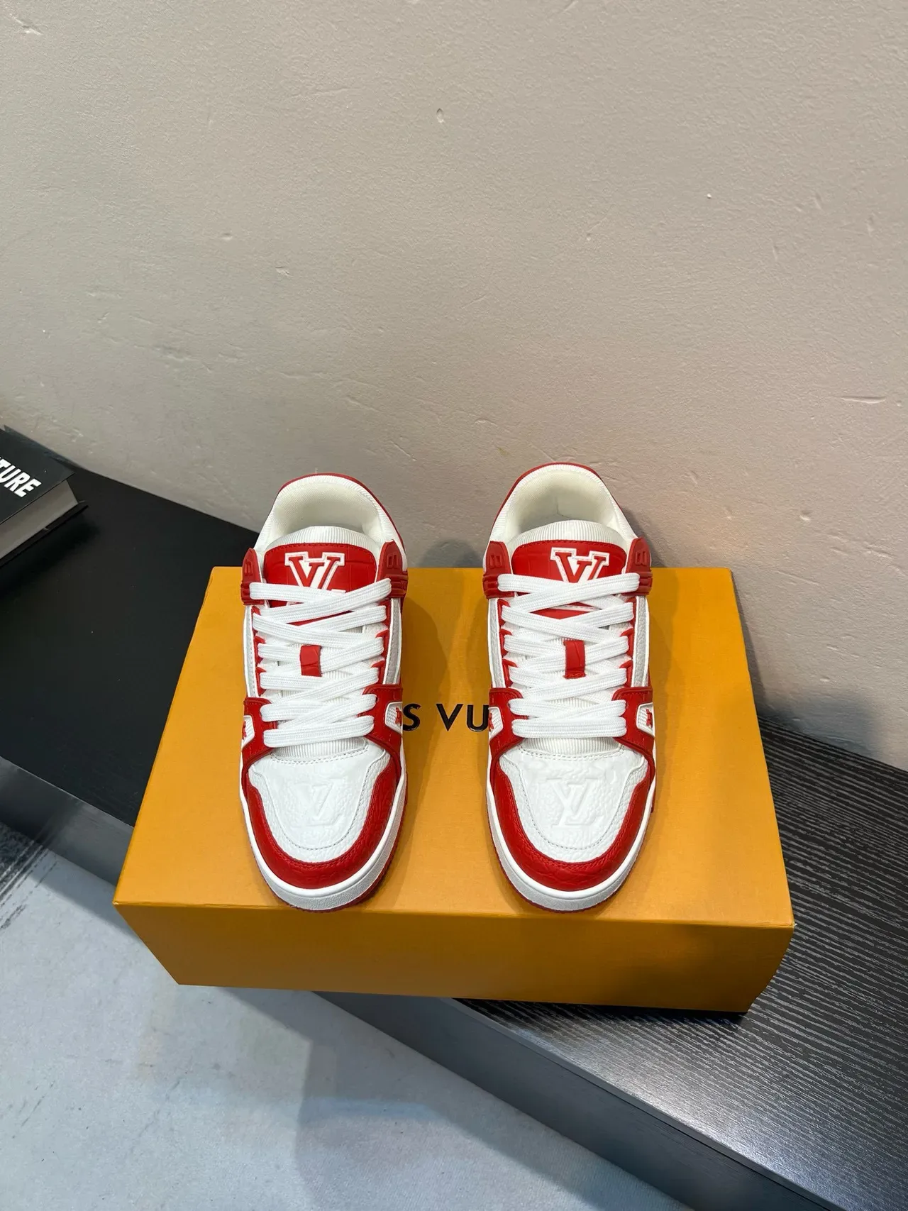 Louis Vuitton LV Trainer Branco Vermelho Relevo Monograma Couro Sobreposição de gaiola Tênis lifestyle 2