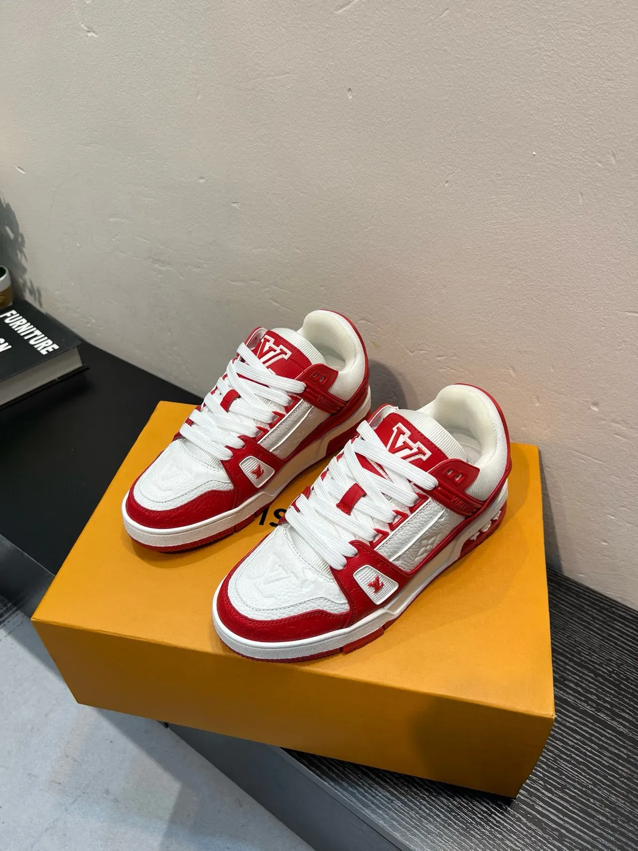 Louis Vuitton LV Trainer Branco Vermelho Relevo Monograma Couro Sobreposição de gaiola Tênis lifestyle 3