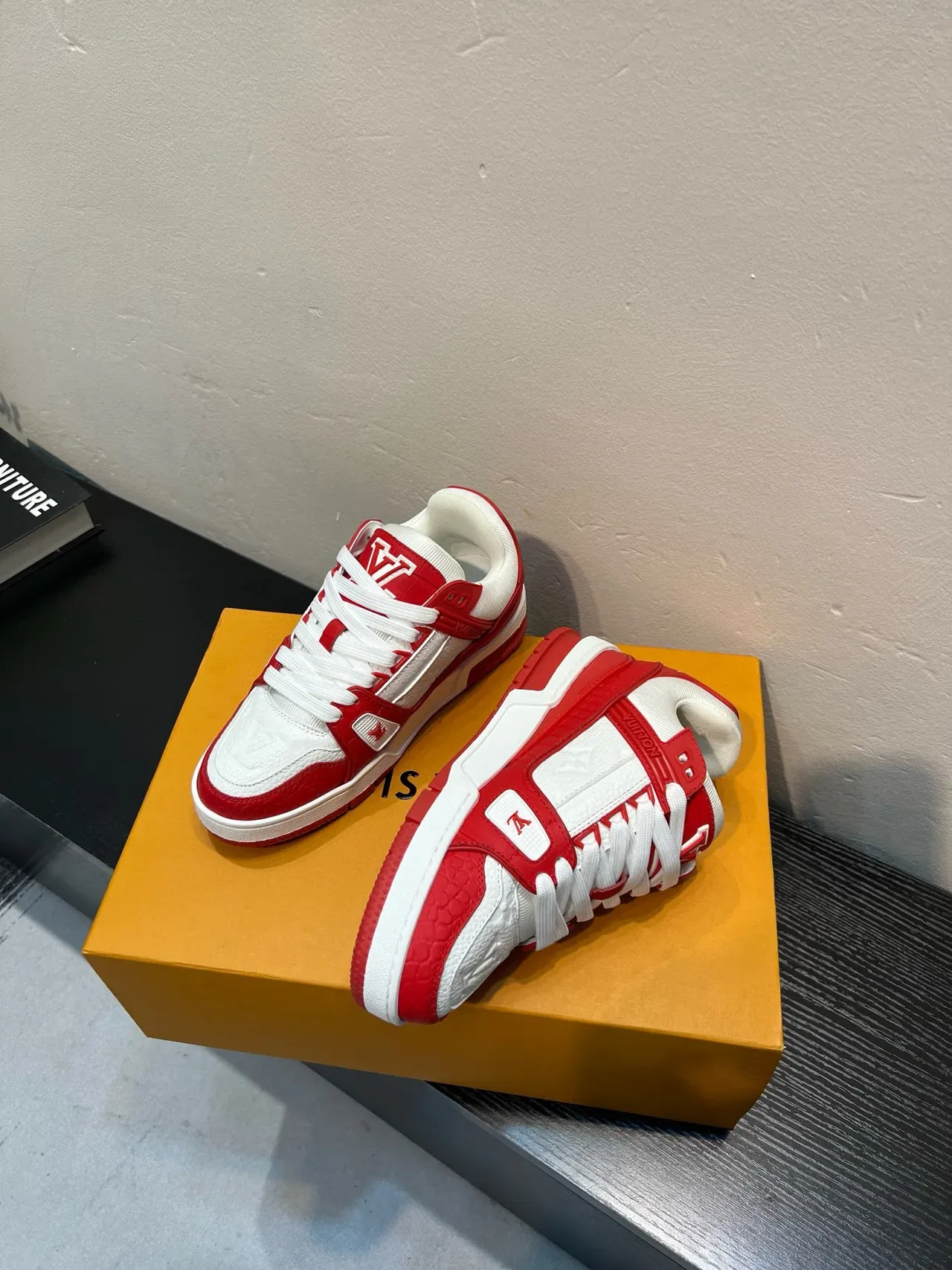 Louis Vuitton LV Trainer Branco Vermelho Relevo Monograma Couro Sobreposição de gaiola Tênis lifestyle 4