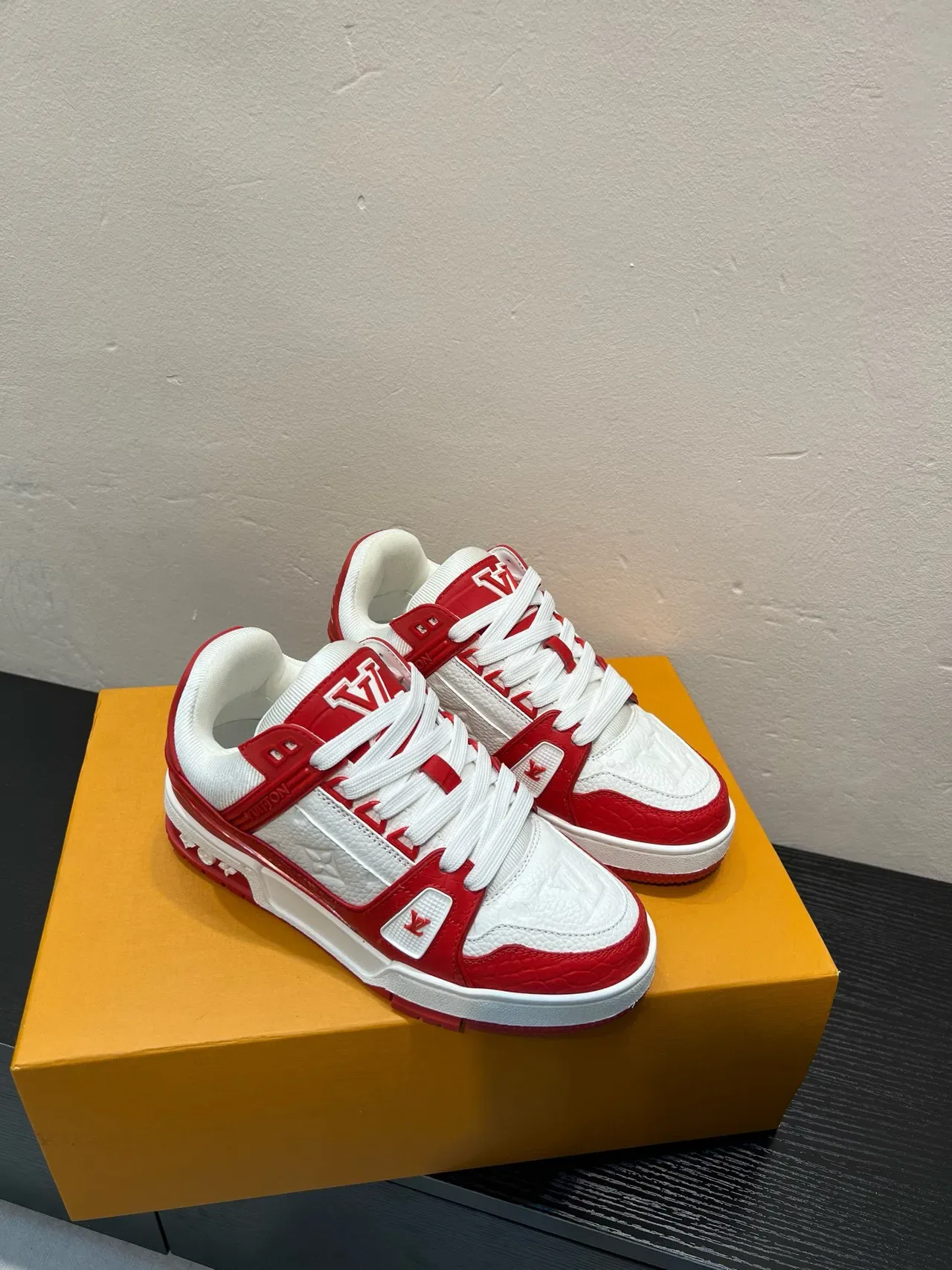 Louis Vuitton LV Trainer Branco Vermelho Relevo Monograma Couro Sobreposição de gaiola Tênis lifestyle 5
