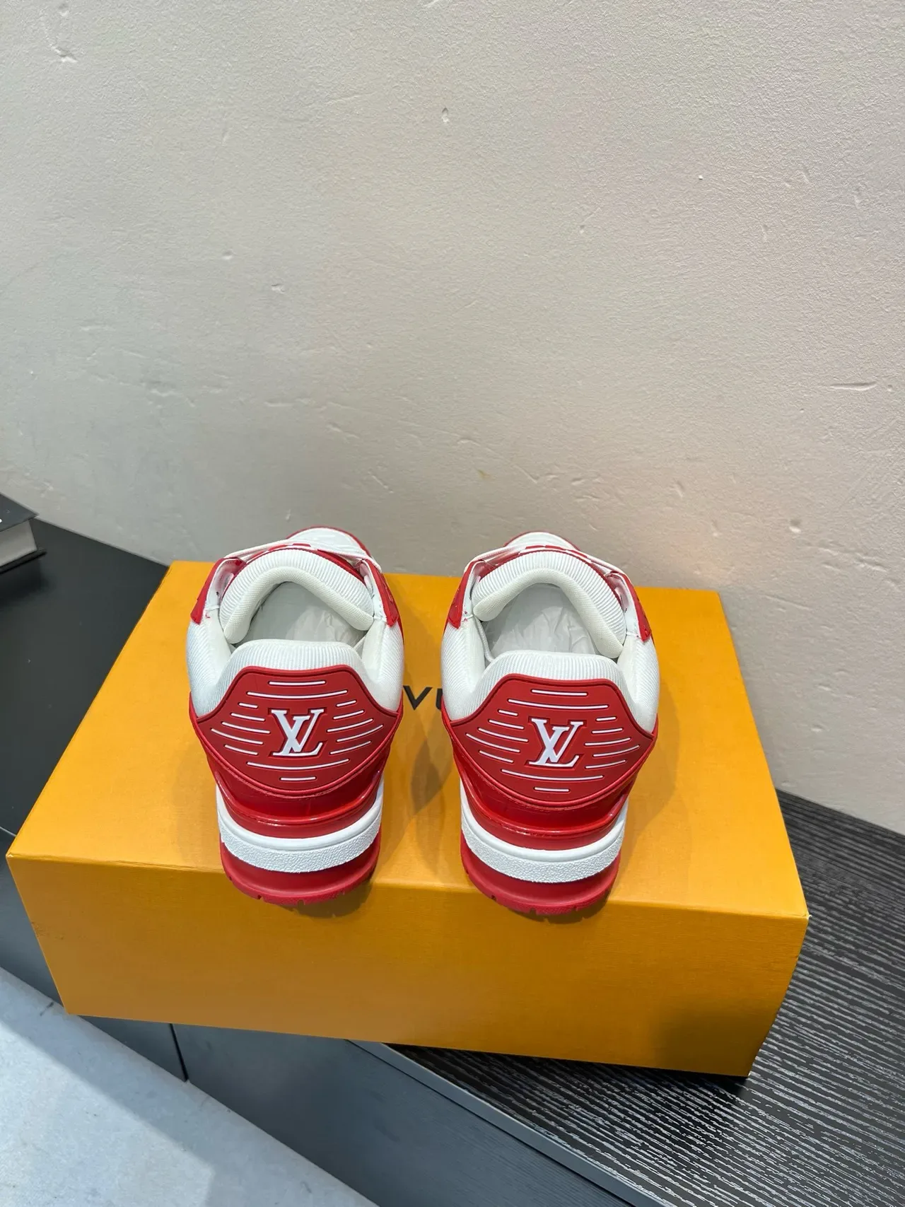 Louis Vuitton LV Trainer Branco Vermelho Relevo Monograma Couro Sobreposição de gaiola Tênis lifestyle 6