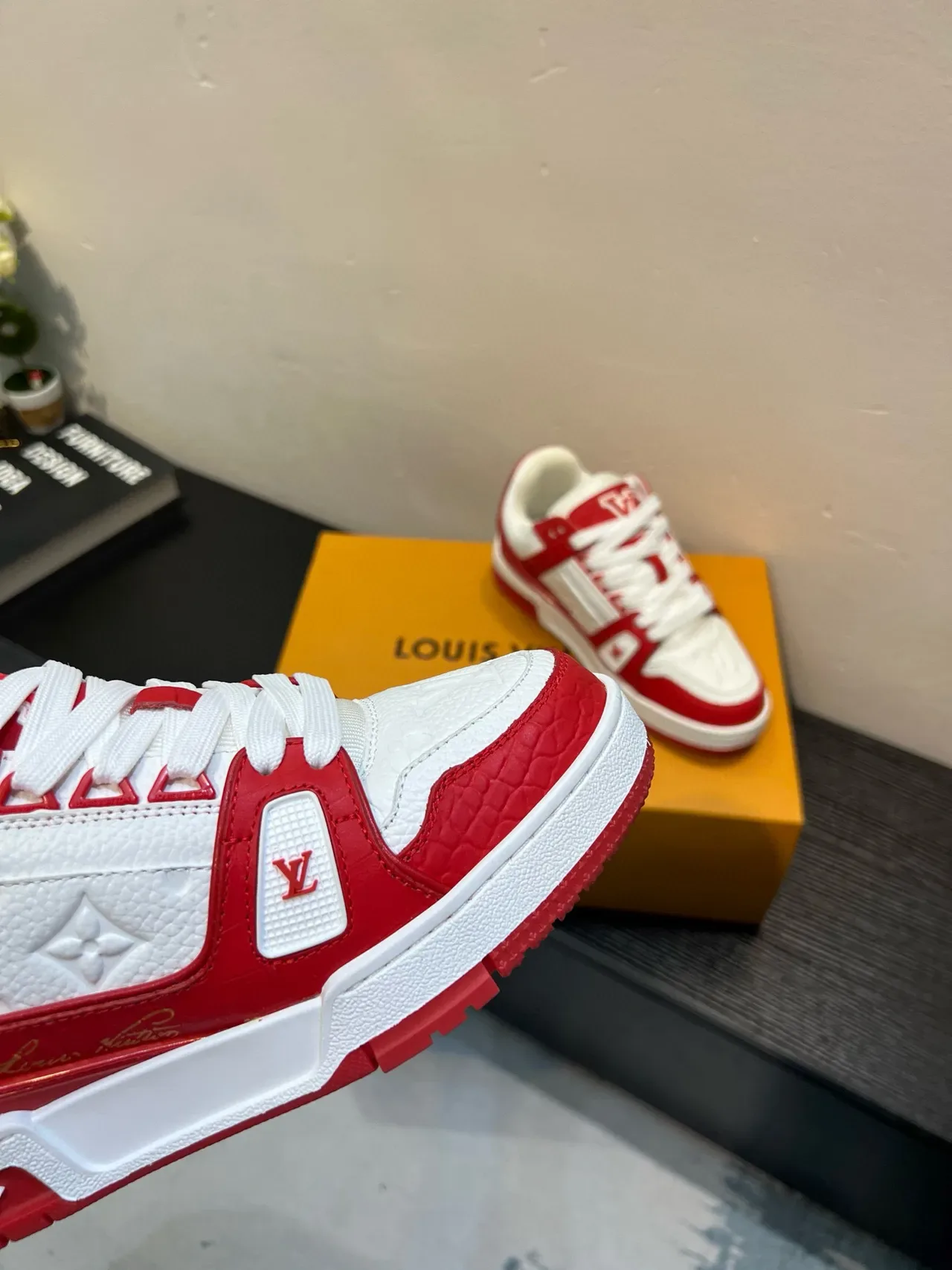 Louis Vuitton LV Trainer Branco Vermelho Relevo Monograma Couro Sobreposição de gaiola Tênis lifestyle 7