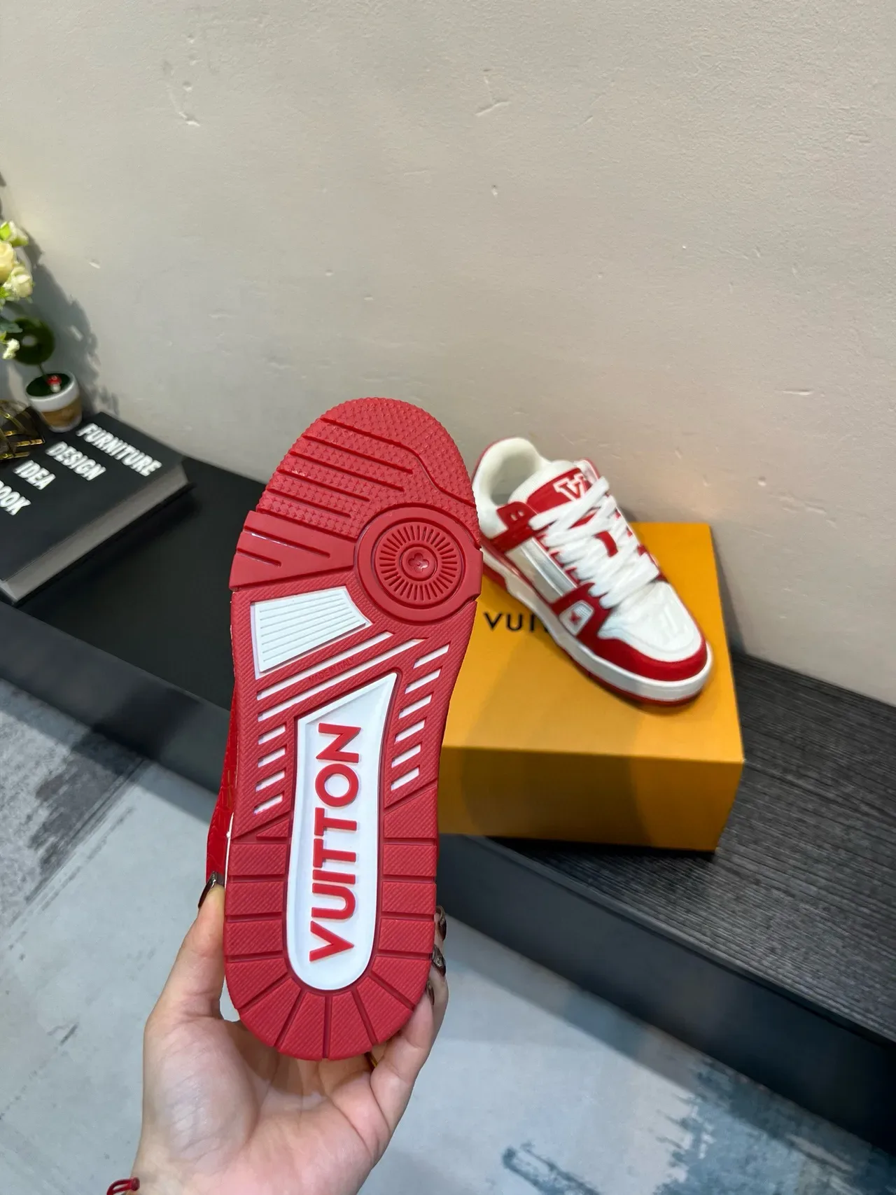 Louis Vuitton LV Trainer Branco Vermelho Relevo Monograma Couro Sobreposição de gaiola Tênis lifestyle 8