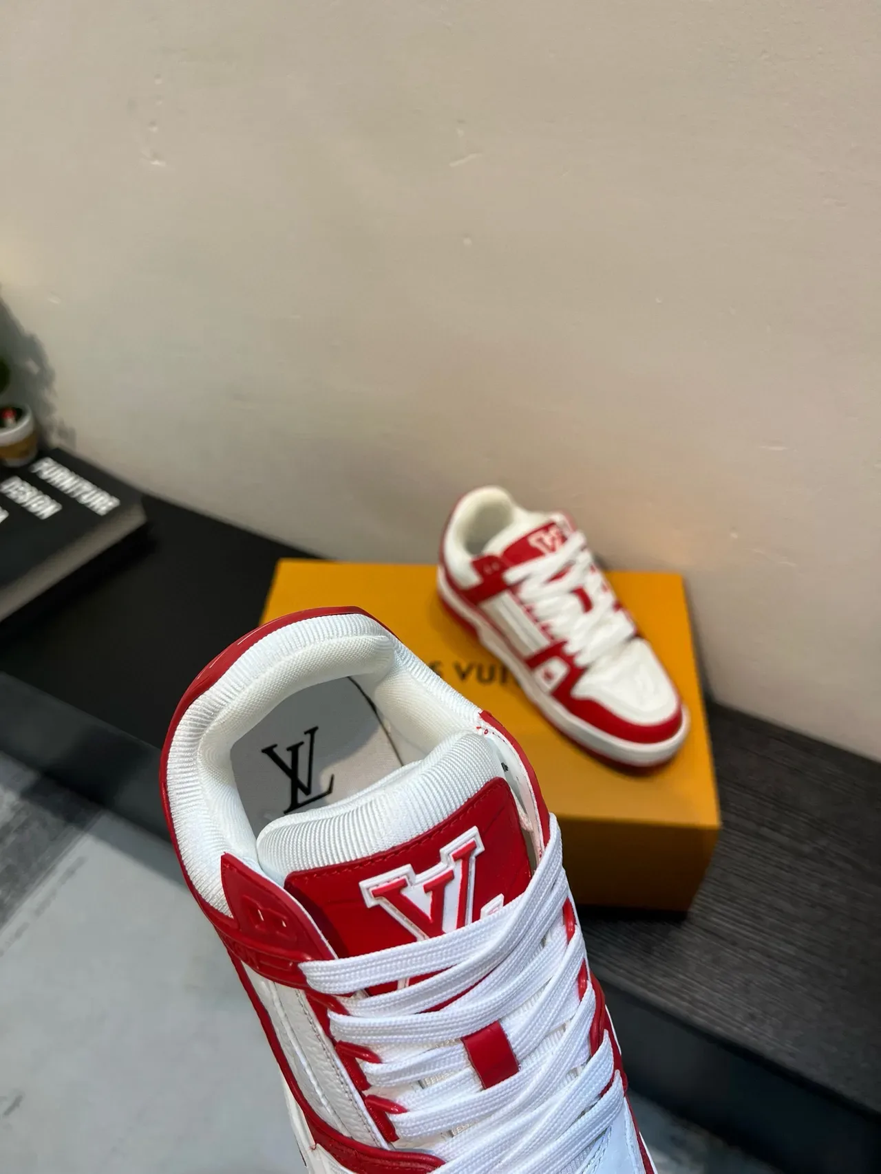 Louis Vuitton LV Trainer Branco Vermelho Relevo Monograma Couro Sobreposição de gaiola Tênis lifestyle 9