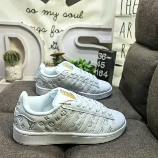 Louis Vuitton LV Trainer Tênis lifestyle brancos prateados com monograma impresso em couro na parte superior com capa de dedo perfurado