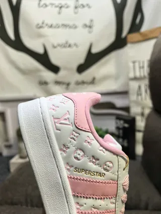 Louis Vuitton LV Trainer Chaussures lifestyle blanches argentées imprimées monogramme cuir supérieur embout perforé 3