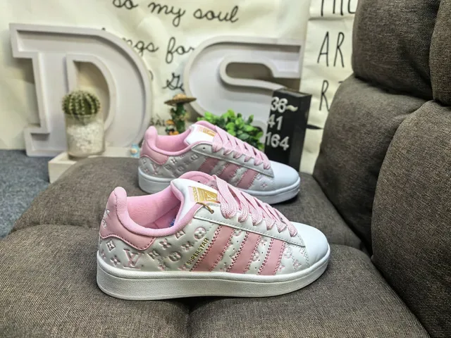 Louis Vuitton LV Trainer Chaussures lifestyle blanches argentées imprimées monogramme cuir supérieur embout perforé 11