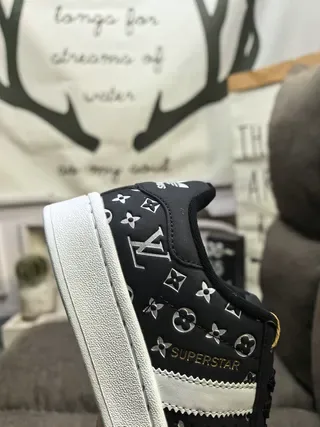 Louis Vuitton LV Trainer Chaussures lifestyle blanches argentées imprimées monogramme cuir supérieur embout perforé 13