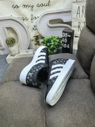 Louis Vuitton LV Trainer Chaussures lifestyle blanches argentées imprimées monogramme cuir supérieur embout perforé 16