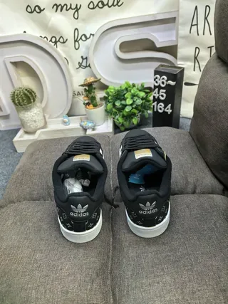 Louis Vuitton LV Trainer Chaussures lifestyle blanches argentées imprimées monogramme cuir supérieur embout perforé 18