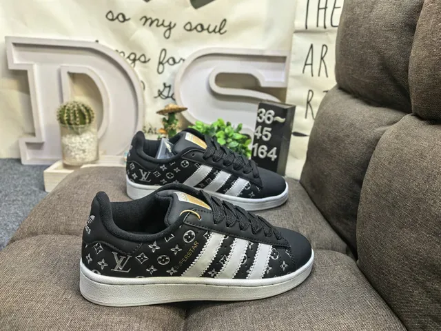 Louis Vuitton LV Trainer Chaussures lifestyle blanches argentées imprimées monogramme cuir supérieur embout perforé 21