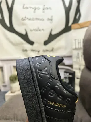 Louis Vuitton LV Trainer Chaussures lifestyle blanches argentées imprimées monogramme cuir supérieur embout perforé 23